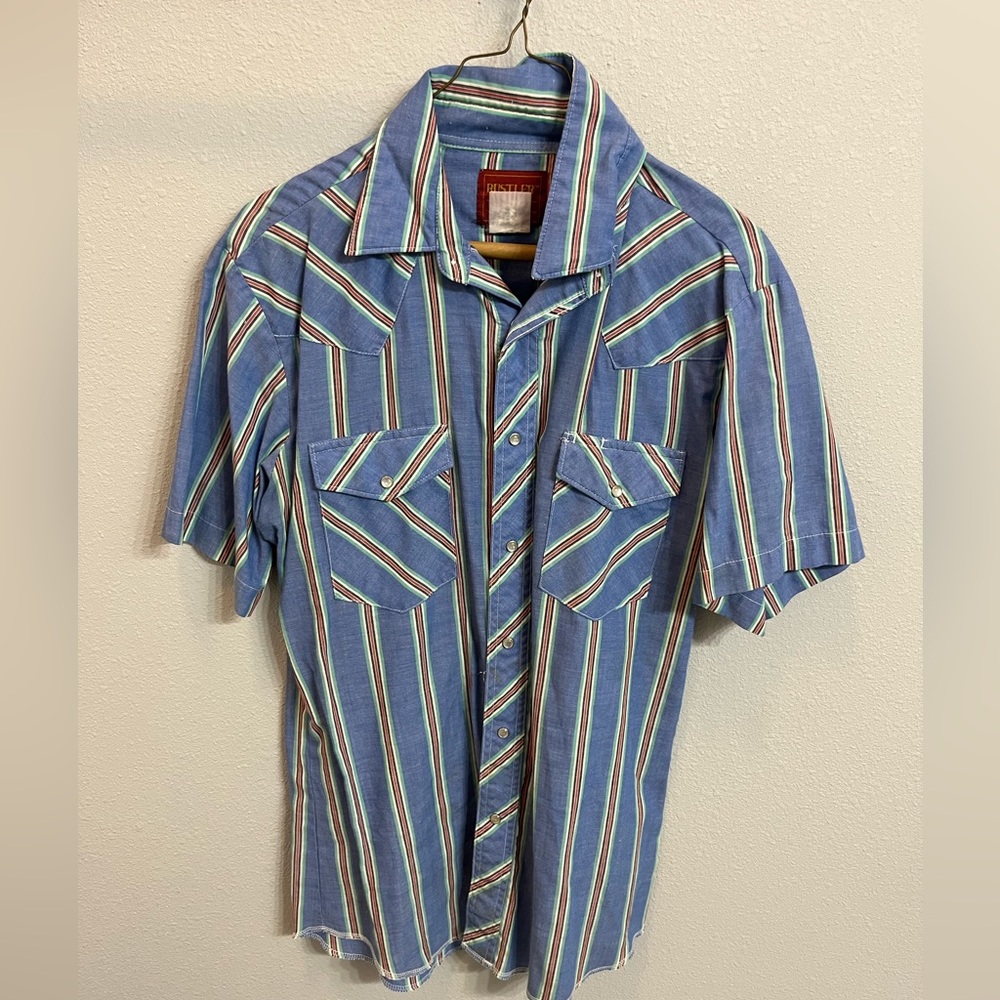 Rustler’s striped shirt. Front pockets with pearl snaps! Vintage appearance ⭐️